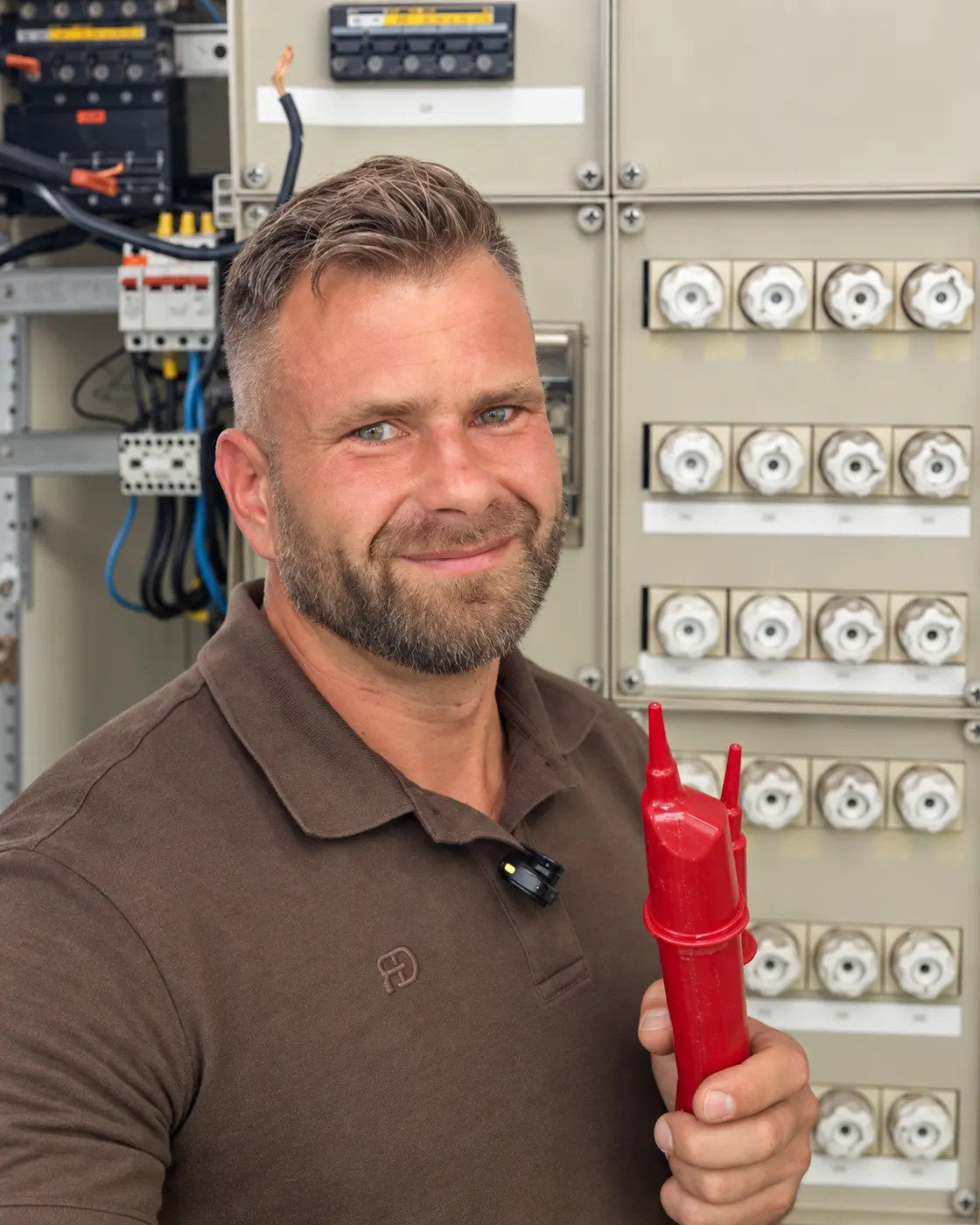 Michał Rożeń przy rozdzielnicy elektrycznej